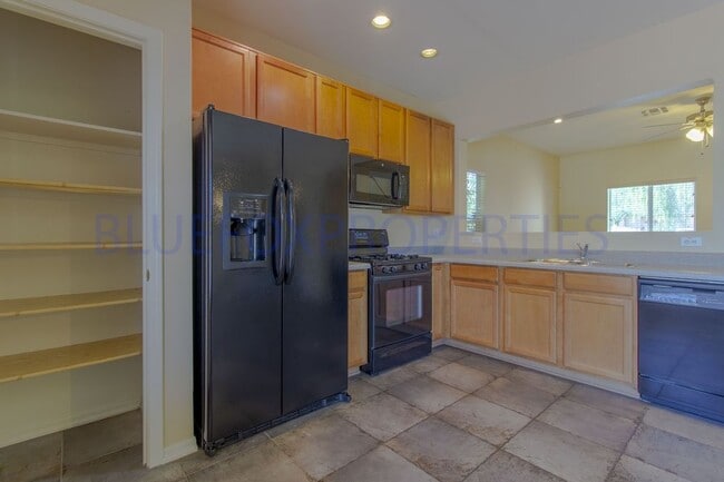 Building Photo - 3 Bedroom 2-Story Large Backyard