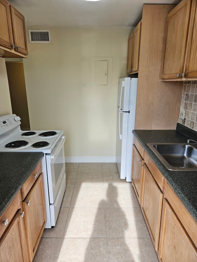 Building Photo - 825 Lighthouse Dr