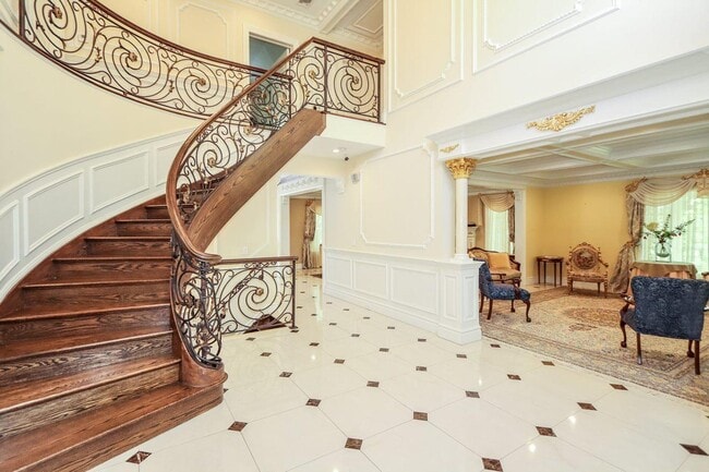 Building Photo - 10 Woodbourne Rd