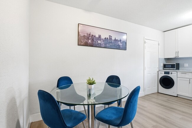 Foto del edificio - 3318 NW 19th Ave