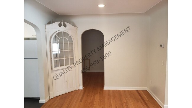 Building Photo - Beautiful 3-Bedroom Main Floor Apartment f...