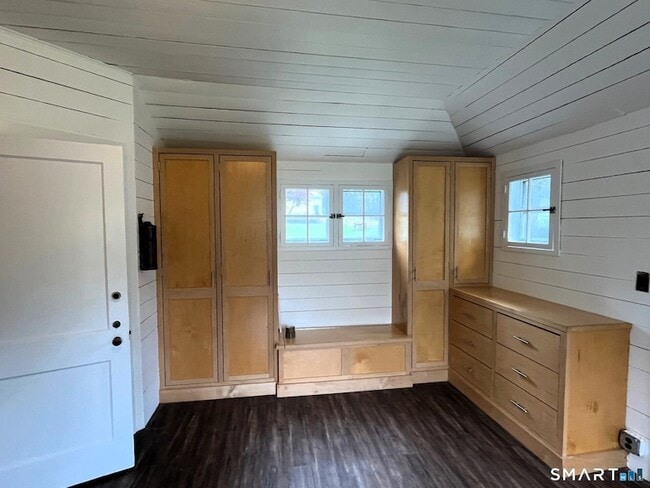 Foto del edificio - 94 Honey Hill Rd