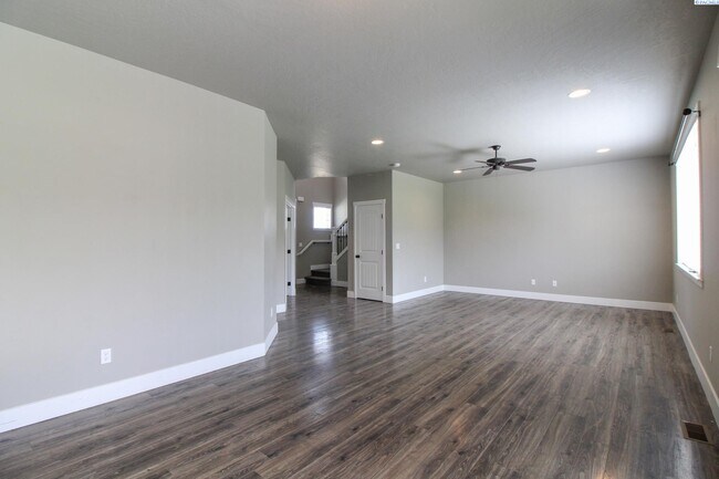 Foto del edificio - 4 Bed/2.5 Bath + an Office in Kennewick