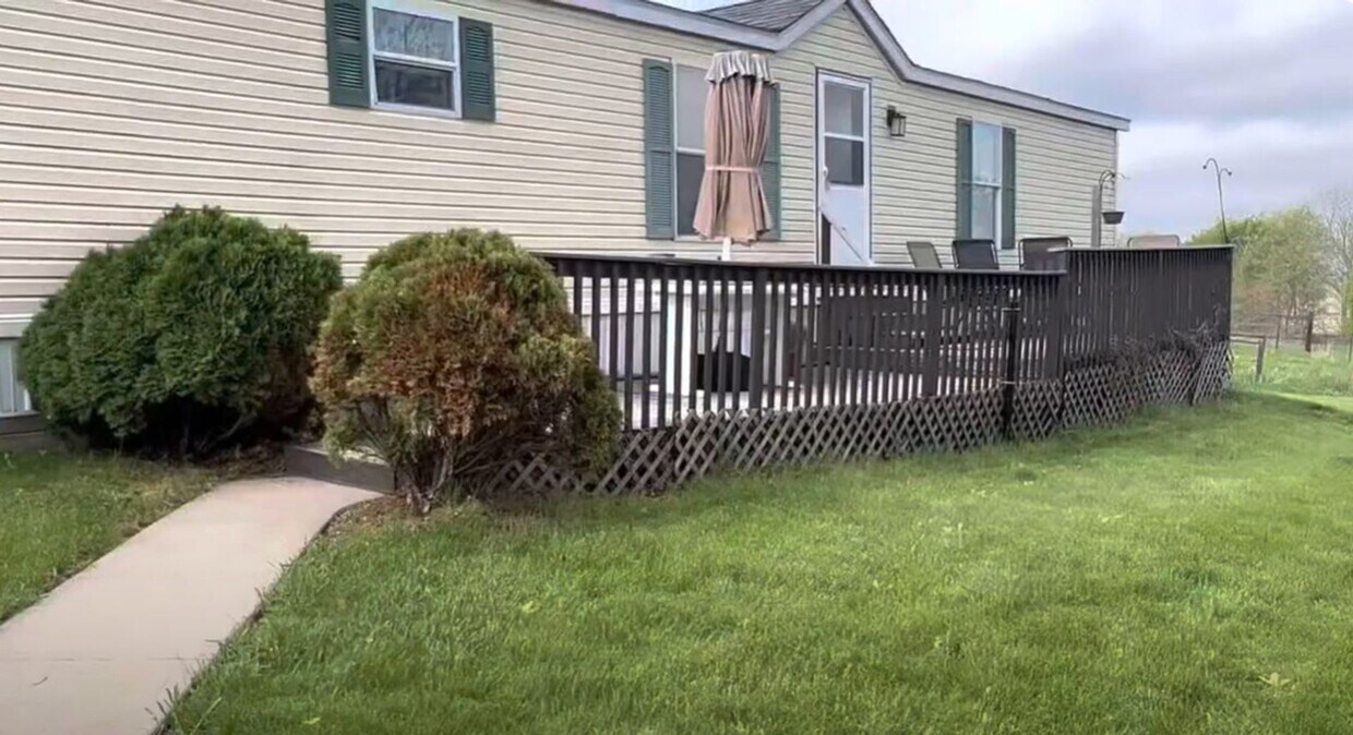Foto principal - 3235 Highway 1 SW Iowa City, IA - Availabl...