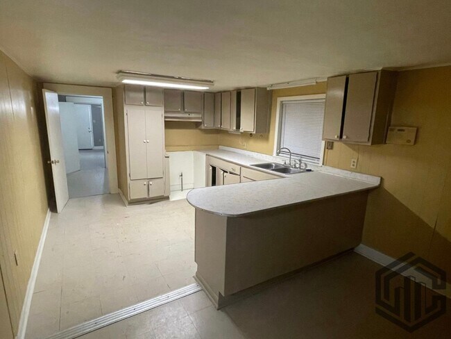 Building Photo - 3 Bed/ 1 Bath