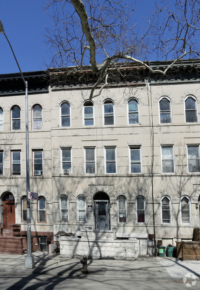 Building Photo - The Maison on Halsey