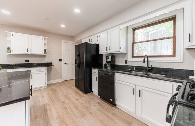 Foto del edificio - 100 S Lily Lake Rd