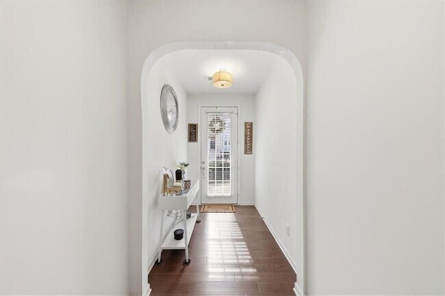 Foto del edificio - 5527 Radford Loop