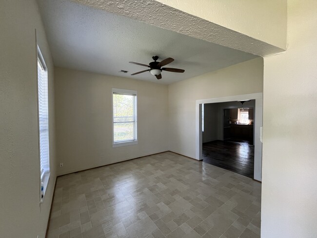 Living room - 922 E Delaware Ave