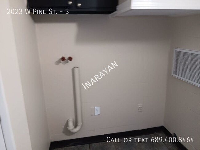 Building Photo - 2/1 DOWNSTAIRS apartment! Available now!