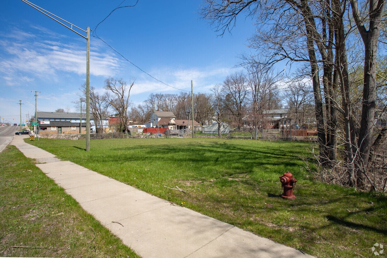 4224 Dixie Hwy, Waterford, MI 48329 Apartments in Waterford, MI