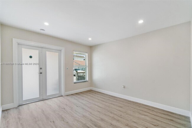 Foto del edificio - 330 W 74th Pl