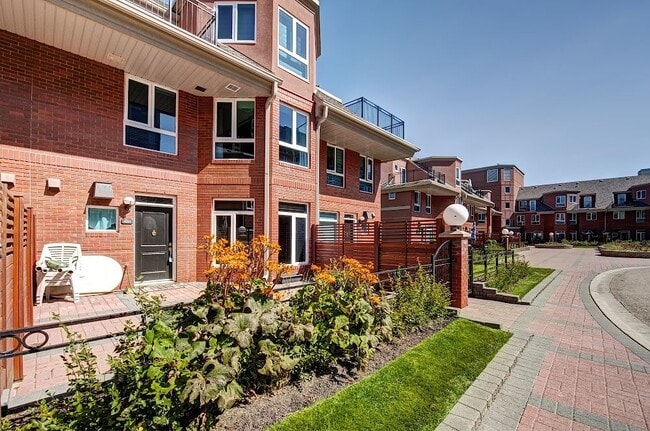 Building Photo - 400-4400 Eau Claire Ave SW