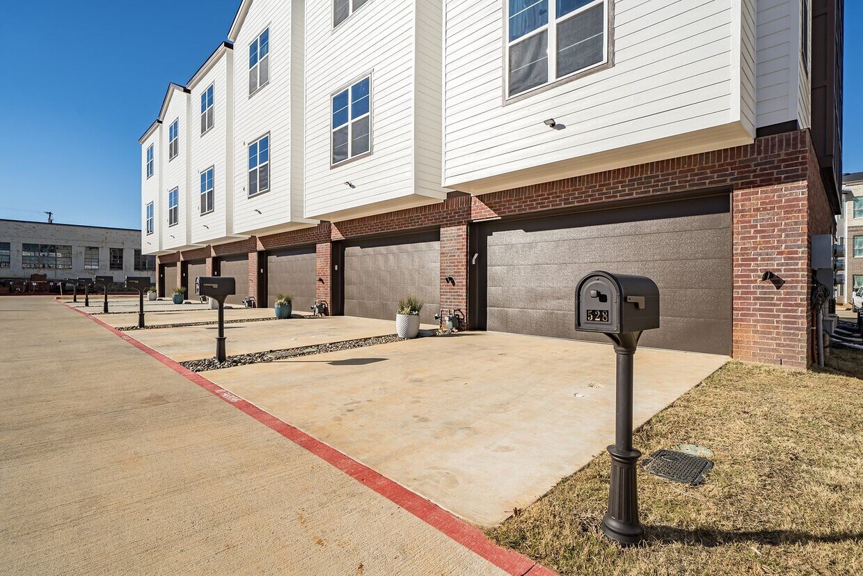 Primary Photo - Available Now! Exquisite 3-bedroom, 3.5-ba...