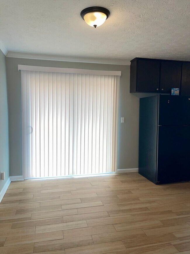 Foto del edificio - Remodeled 3 Bed/2.5 Bath w/ Laminate Hardwood Throughout...NO Carpet!