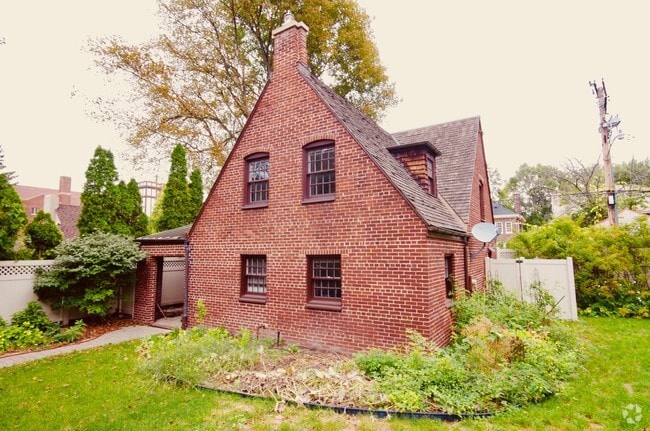 Building Photo - 2240 Seminole St