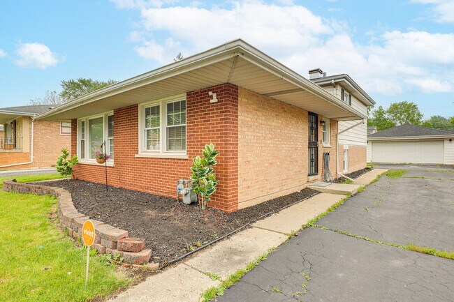 Building Photo - 737 E 157th Pl