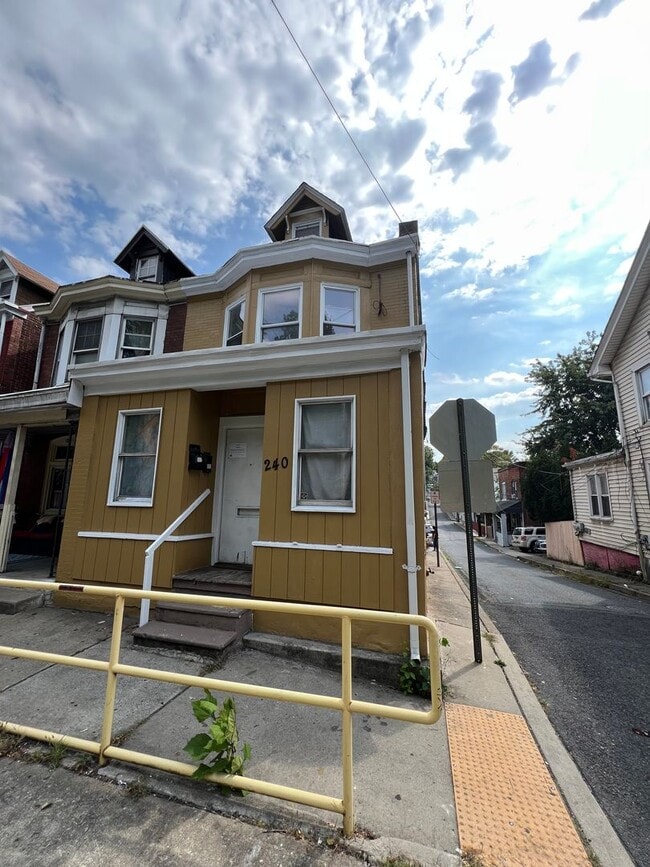 Building Photo - 240 E Hamilton St