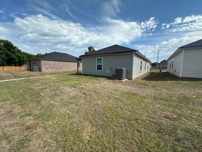 Foto del edificio - *Newly Built* 3 Bed 2 Bath 2 Car Garage