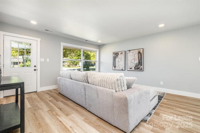 Foto del edificio - 3208 Clearview Dr