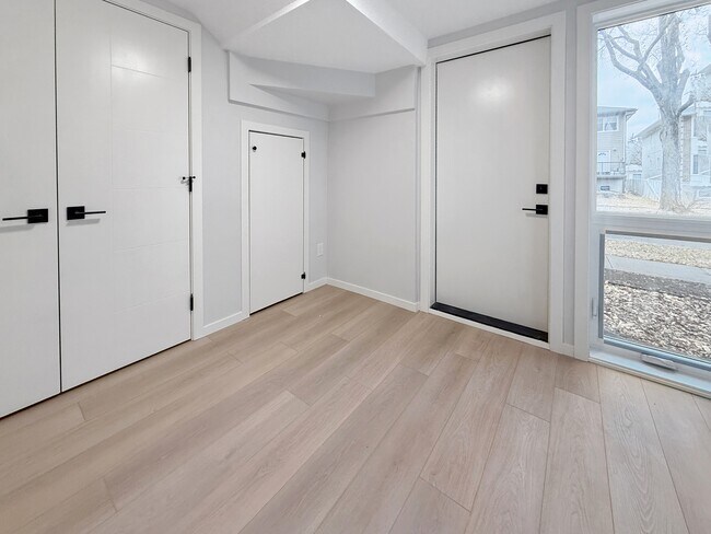 Photo du bâtiment - 9303-9123 123 Ave NW