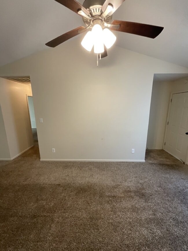 Building Photo - 105 Live Oak Ct