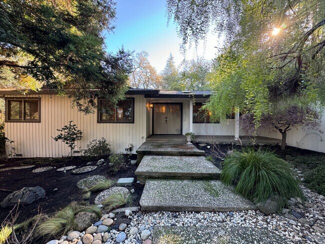 Building Photo - Gorgeous Single Level Home with Pool in Al...