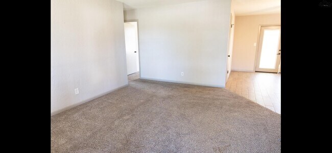 Building Photo - 906 Dosia Cir