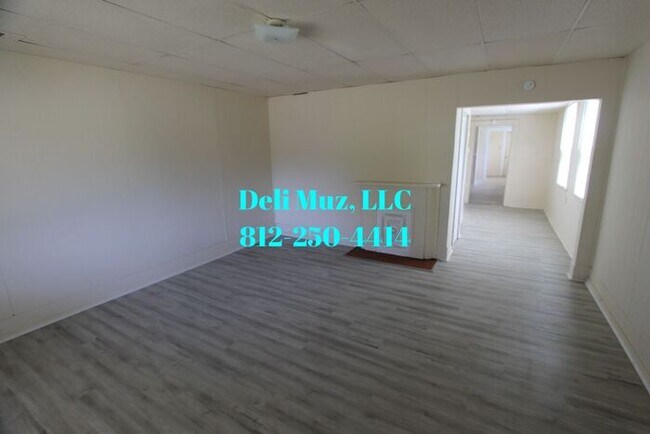Building Photo - Recently renovated and gorgeous inside 4 B...
