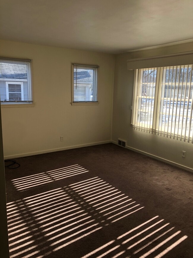 Building Photo - Three Bedroom Home in Quiet NE Rochester M...