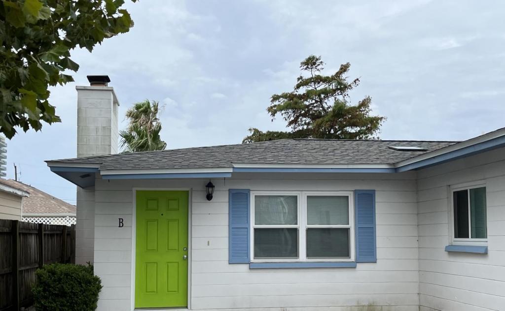 Primary Photo - 6213 Sunset Ave