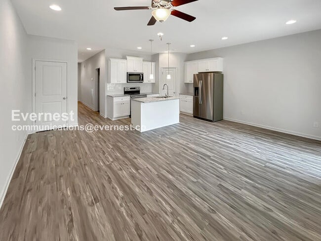 Building Photo - 3 Bed/2.5 Bath Townhome with Garage / Pet-Friendly / Vouchers Accepted / Available Now!