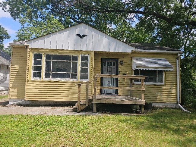 Building Photo - 1830 S Kneer Ave
