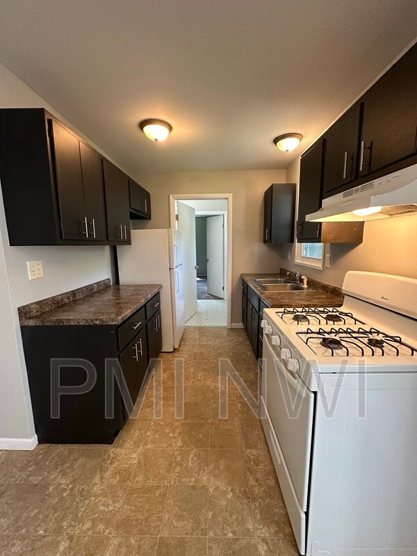 Building Photo - 325 Lahonda Dr