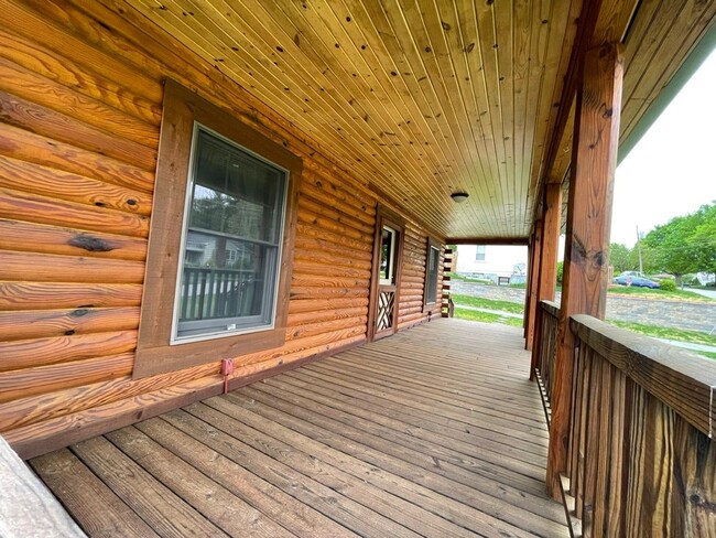 Building Photo - Log Cabin For Rent in Shelbyville