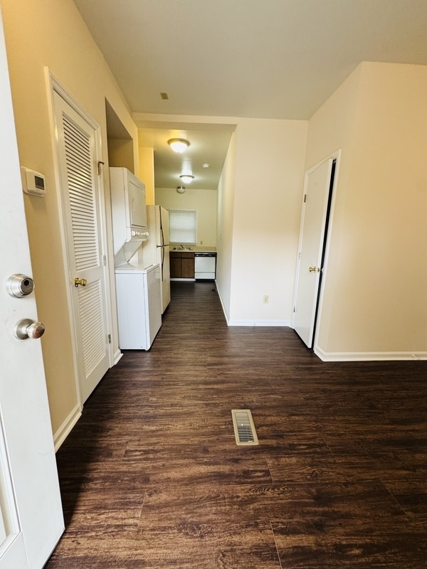 Building Photo - 1323 E 10th St