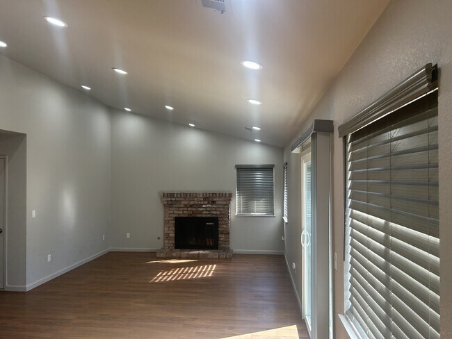 Foto del edificio - 1728 Colin Ln