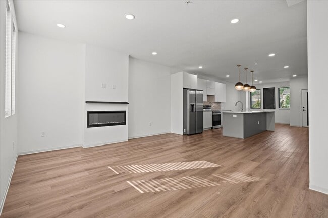 Building Photo - Beautiful 2-Bed/2.5 Bath Townhome in Downt...