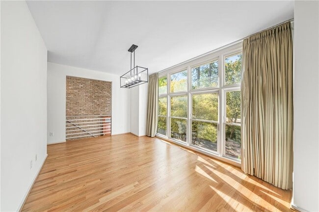 Foto del edificio - 1330 Fernwood Cir NE