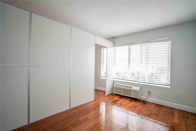 Foto del edificio - 7325 Carlyle Ave