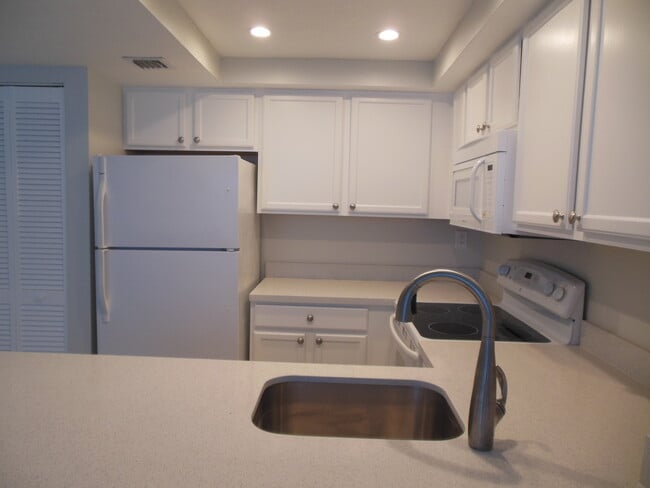 Building Photo - ONE BEDROOM ONE BATHROOM!! Waterfront Comm...