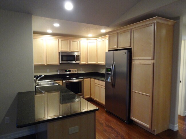 Foto del edificio - Contemporary Furnished 4 BR Townhome