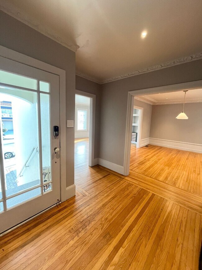 Building Photo - High End Renovation, Dog Friendly, Parking...