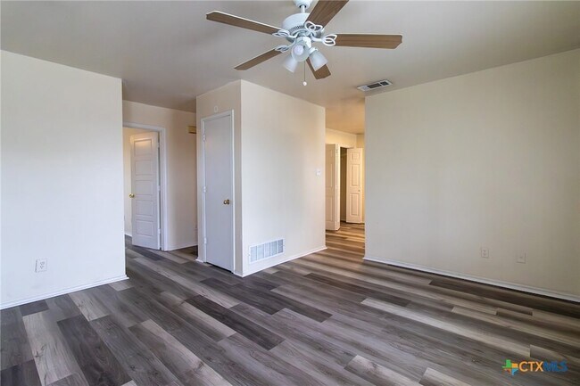 Building Photo - 1601 Benttree Dr