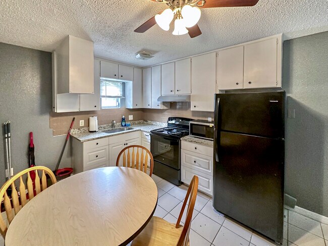 Building Photo - 5833 Sun Glo Ave