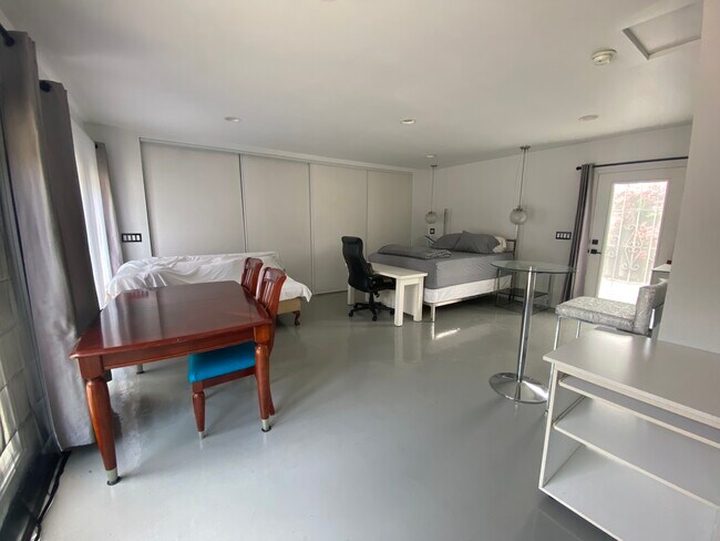 principal - puertas corredizas de armario - 3047 Edgehill Dr