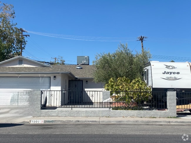 Building Photo - 1201 N Tonopah Dr