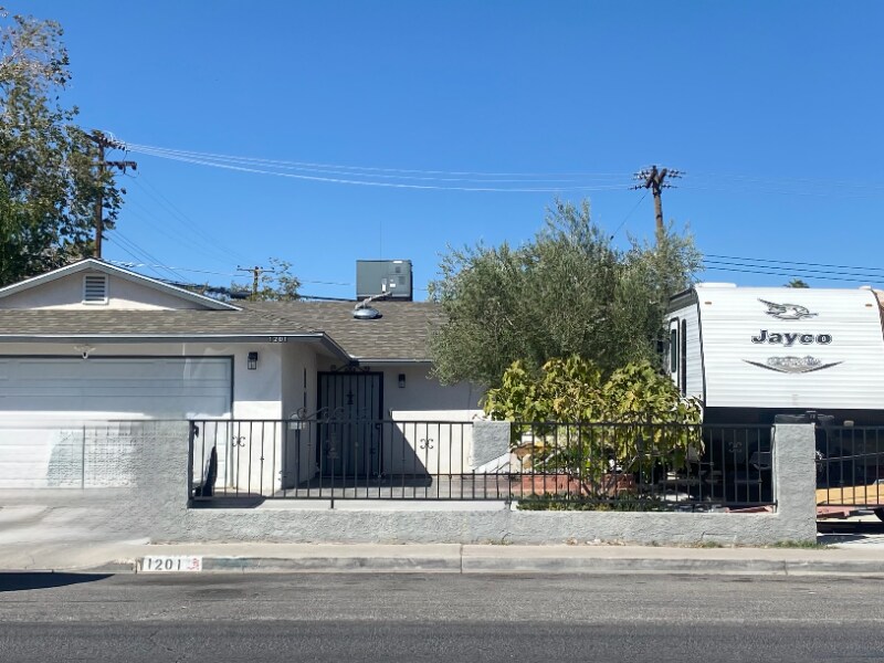 Foto principal - 1201 N Tonopah Dr