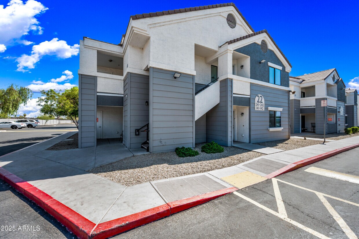 Primary Photo - 3065 N 67th Ave
