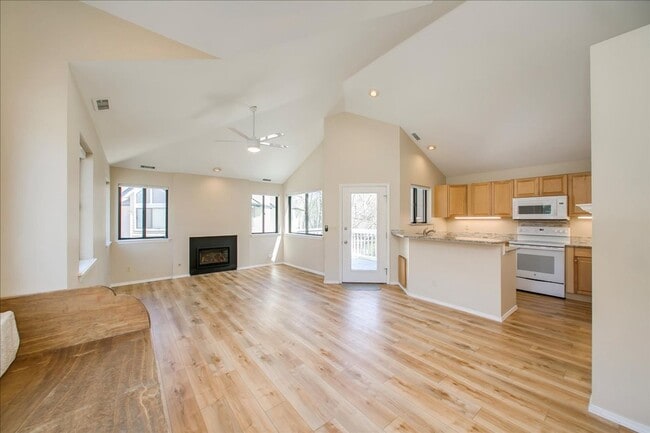 Building Photo - Elegant Condo Near the River